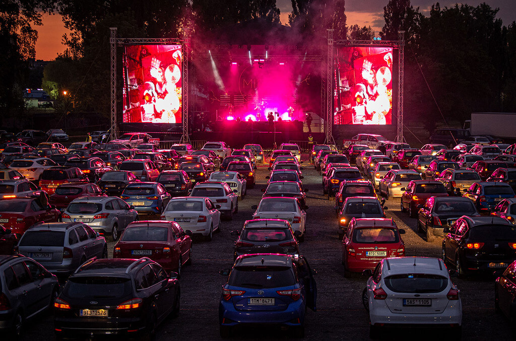 Penampilan drive-in concert dengan panggung megah dan rentetan mobil yang terparkir rapi